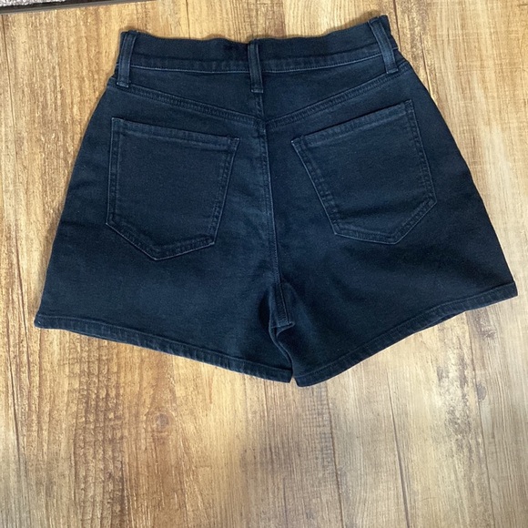 So black high rise boyfriend midi distressed jean shorts size 3/26 - Picture 2 of 4